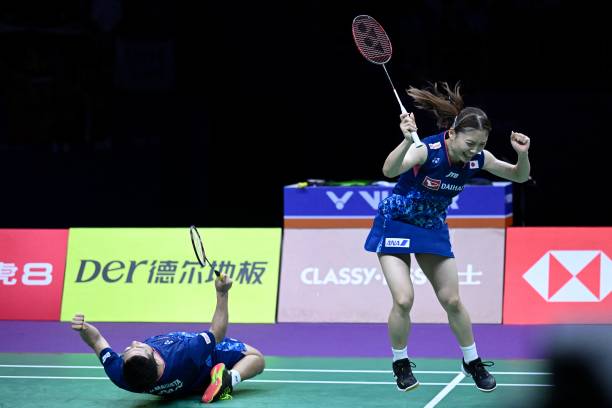 羽毛球发球违例的判定标准及处罚措施