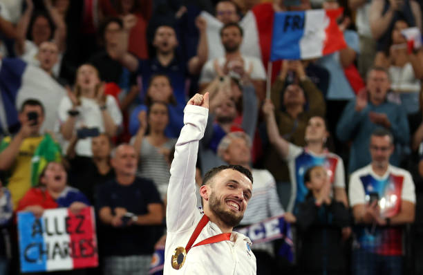 5款经典羽毛球拍Logo解析:从Yonex到Victor的设计美学