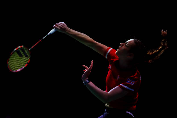 羽毛球单打发球站位图解:左右区的最佳选择