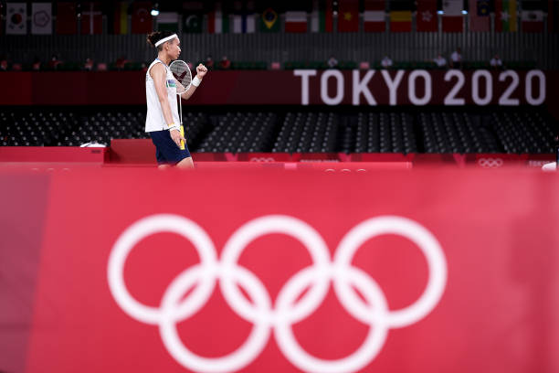 羽毛球发球时踩线是否犯规?界内规则中的细节问题