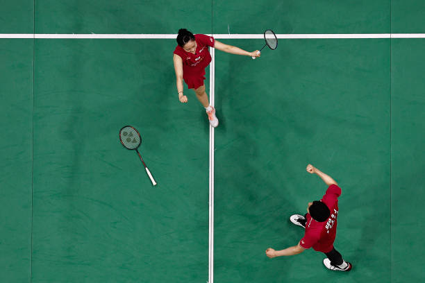 羽毛球单打与双打的场地划分及边界规则