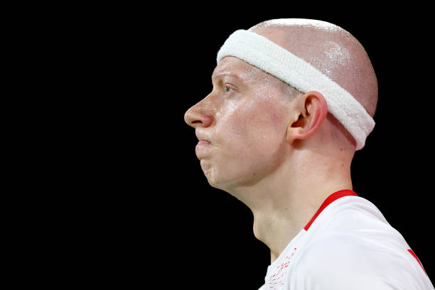 气排球场地VS羽毛球场:网高、边界与使用规则详解