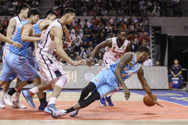 篮球位置入门:1到5号位的定义、特点与经典球员示例