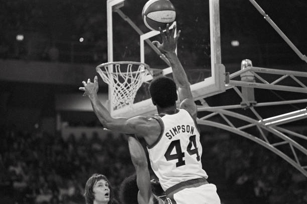 球迷热议欧文伤退：祈祷早日康复，担忧篮网争冠前景