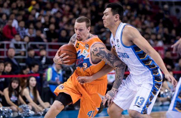 通过对比突出小篮球的特殊性，很有针对性