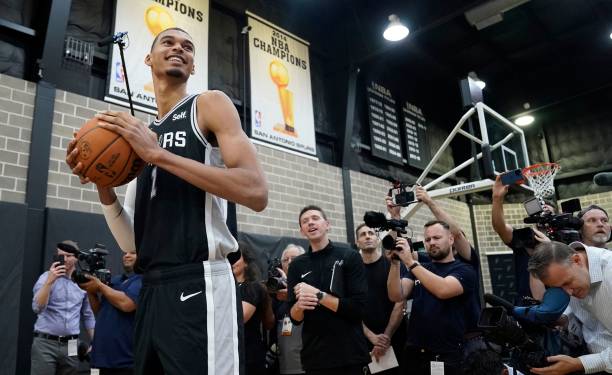 篮球框高度对比赛的影响：职业与业余的差异