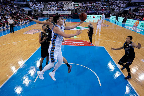 小前锋的进攻选择:何时突破、何时投篮?