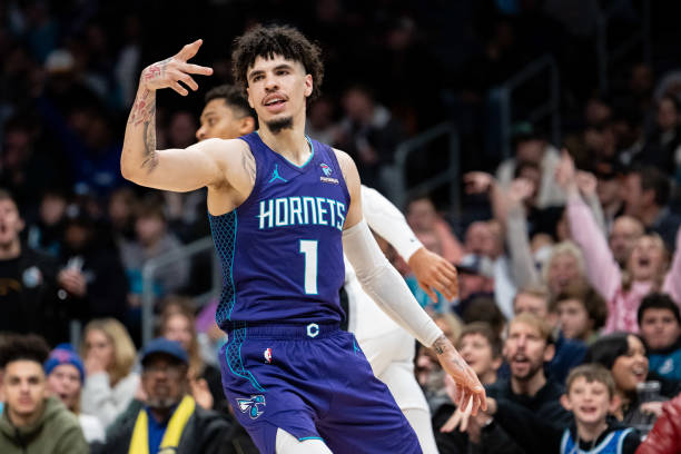 如何判断篮球中的走步？规则与实例分析