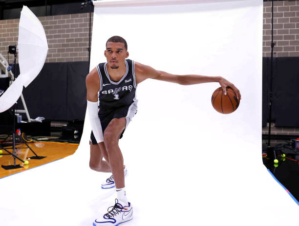 新老对决：文班亚马封盖字母哥成经典瞬间