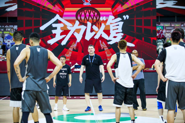 西甲篮球联赛焦点战:皇马大胜巴塞罗那