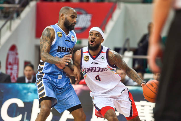 篮球犯规手势详解:裁判与球员必读指南