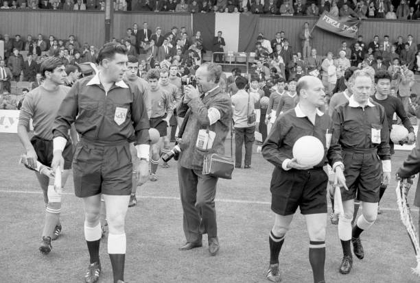 足球边裁的职责详解:不仅仅是举旗那么简单