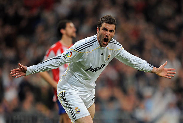 足球裁判必读:点球、任意球与越位规则更新