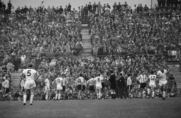 “魔人”的步伐:哈兰德如何在高速奔跑中完美处理皮球