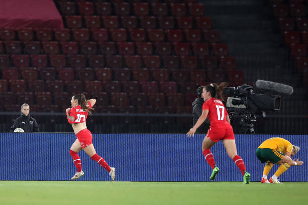 球迷热议:拉菲尼亚这双新配色球鞋,颜值能打几分?