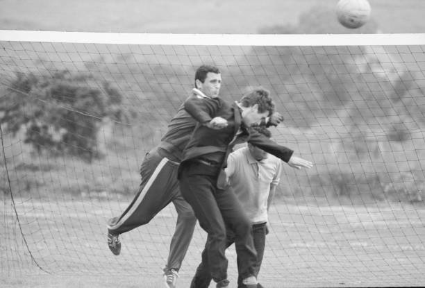 足球迷必看:点球被扑出后还能再射吗?