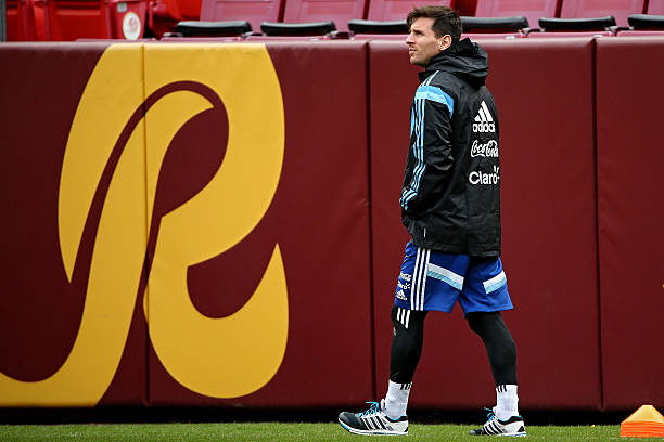 危险的快乐——马路上踢足球的后果