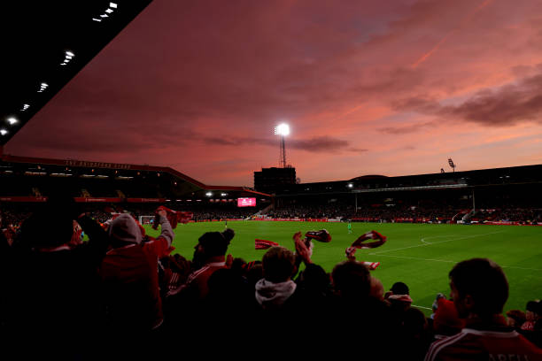 建一个标准五人制足球场需要多少钱？费用构成解析