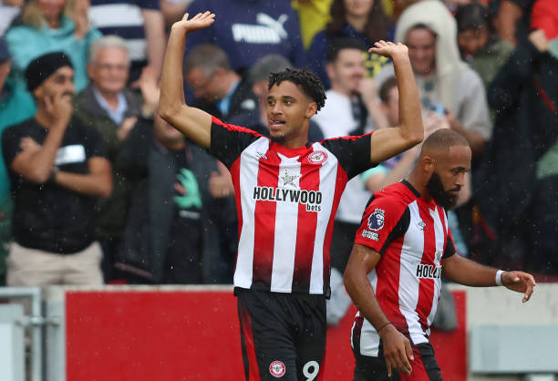 球员与裁判在点球判罚中的博弈