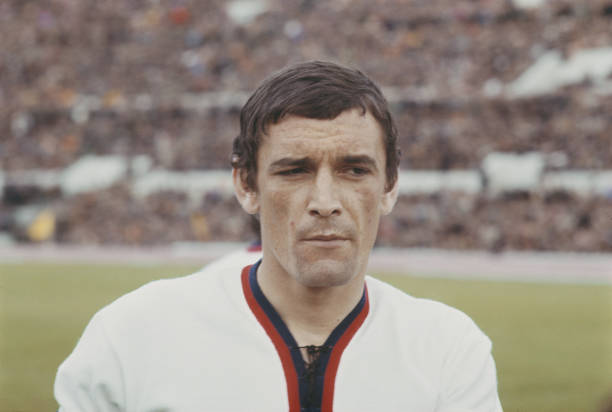 裁判如何判定直接任意球?关键规则解析