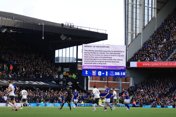 足球比赛中第四官员的作用:他们真的是“替补”吗?