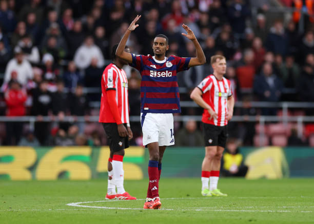 密集防守下的进攻策略：创造空间与机会