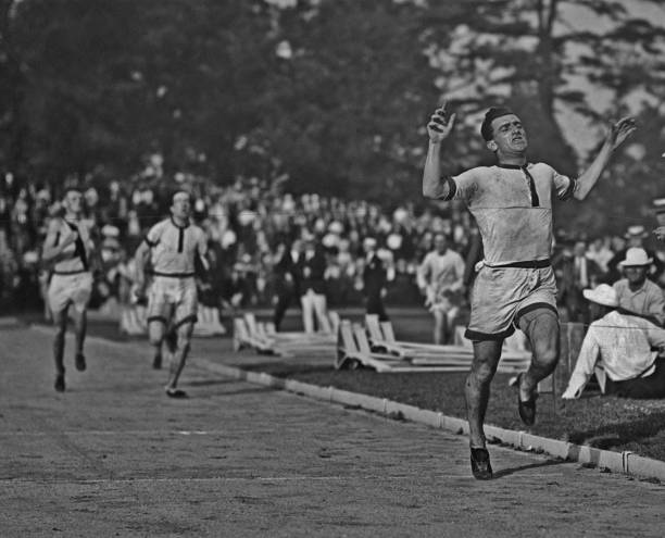 郭晶晶低调现身街头，朴素装扮尽显亲民本色