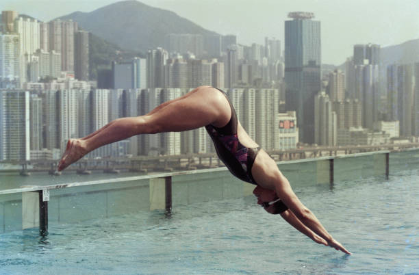 田径赛场惊险一幕：选手鱼跃冲线夺冠瞬间