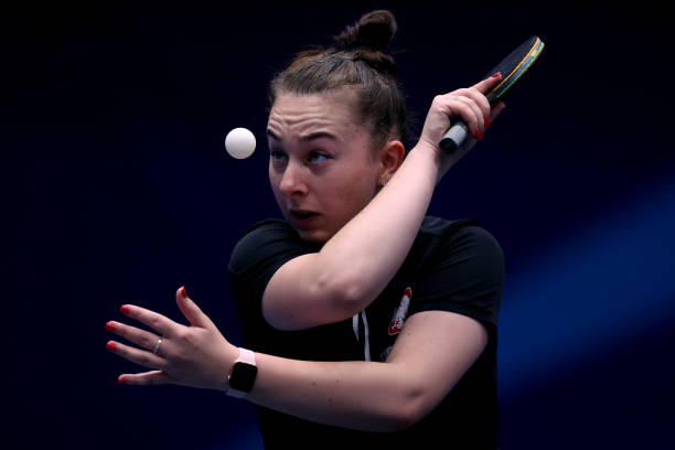 横板侧上旋球发球技巧详解:从握拍到发力