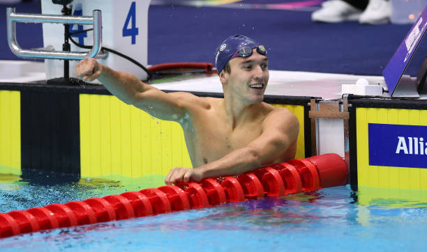 游泳梦的心理学解读:女性如何面对内心冲突与成长