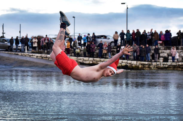 蛙泳腿部动作四阶段:收、翻、蹬、夹与滑行的技术要点