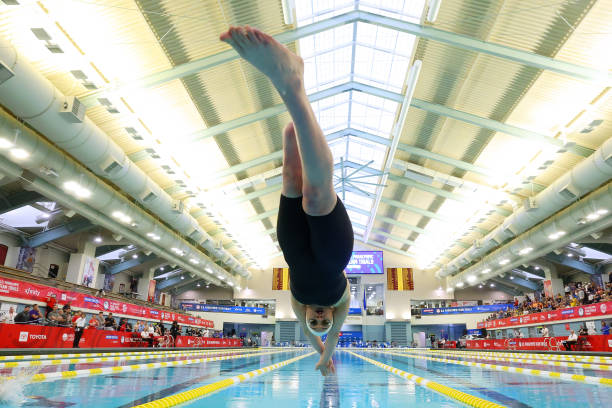 如何区分“swim”的现在分词和动名词形式？