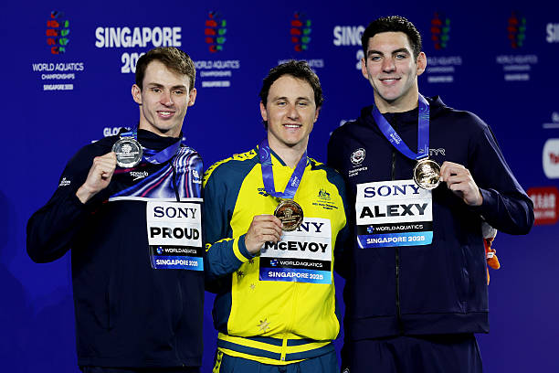 游泳池的服务生在线:夏日邂逅与救赎的故事