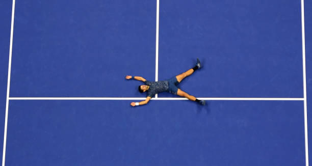 网球报分惯例：发球方的分数是否先报？