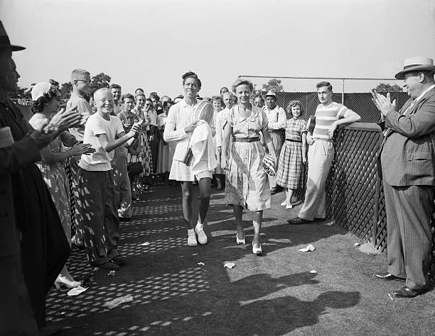 国际网联规定的单打场地尺寸是多少？