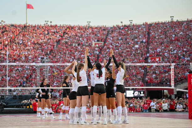 伤病影响与恢复:惠若琪和朱婷职业生涯的挑战与突破