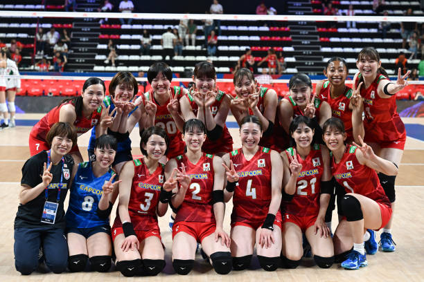 排球颠球训练:正确手势与身体协调的重要性