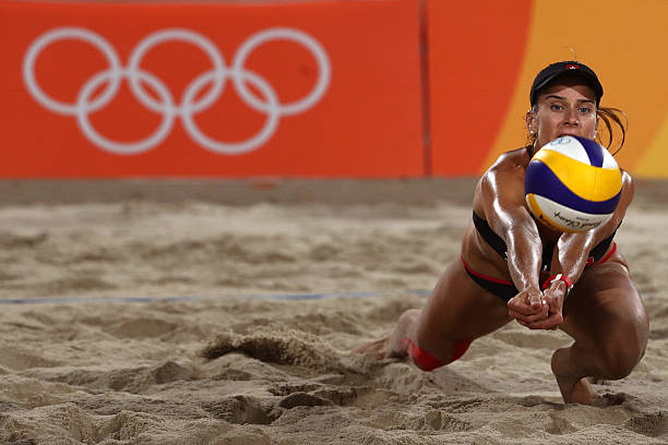 排球对墙发球接球再打常见错误与纠正