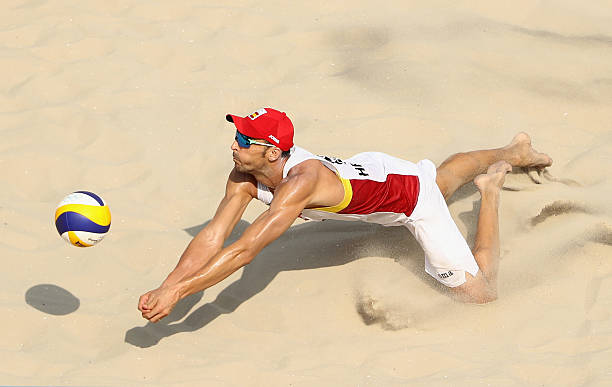 实战演练:中考排球垫球如何应对不同来球?