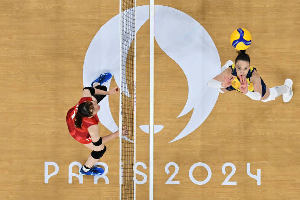 掌握排球核心动作:发球、传球、扣球与拦网要领