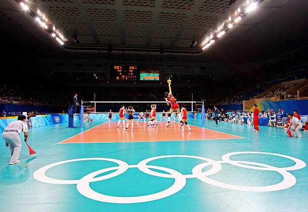 发球触网但落在界内:裁判的正确判罚指南