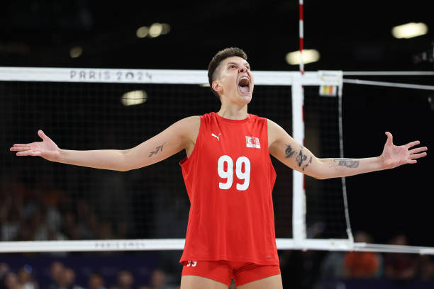 排球入门指南:站位、移动与击球动作的详细教学