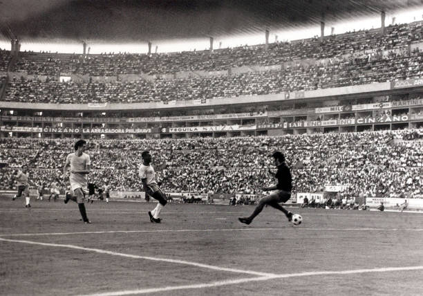 裁判的黑暗时刻:世界杯历史上那些被质疑的吹罚决定